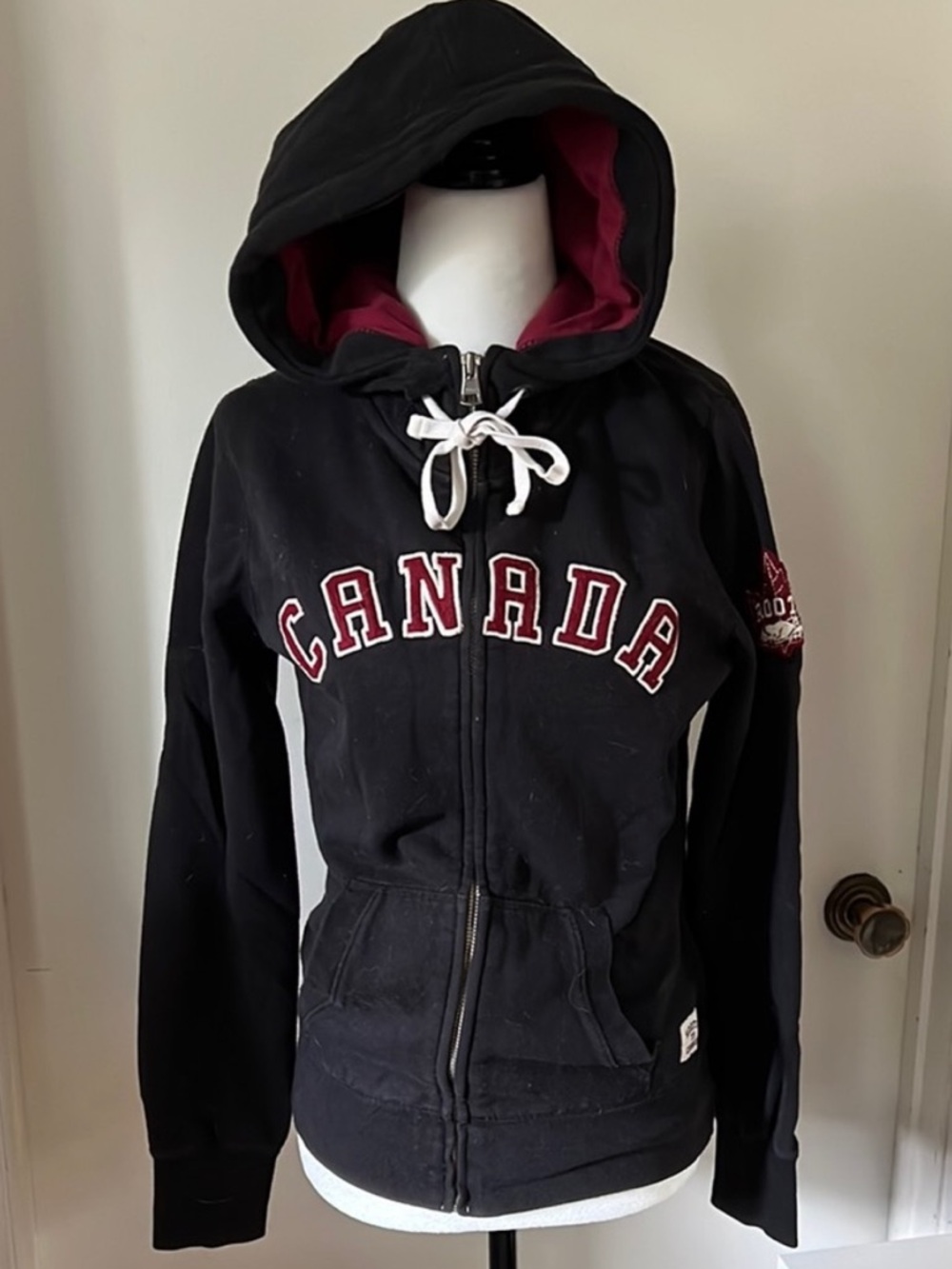 Roots | Women’s Size Small Black Canada Hoodie with Burgundy Accents - Picture 1 of 7